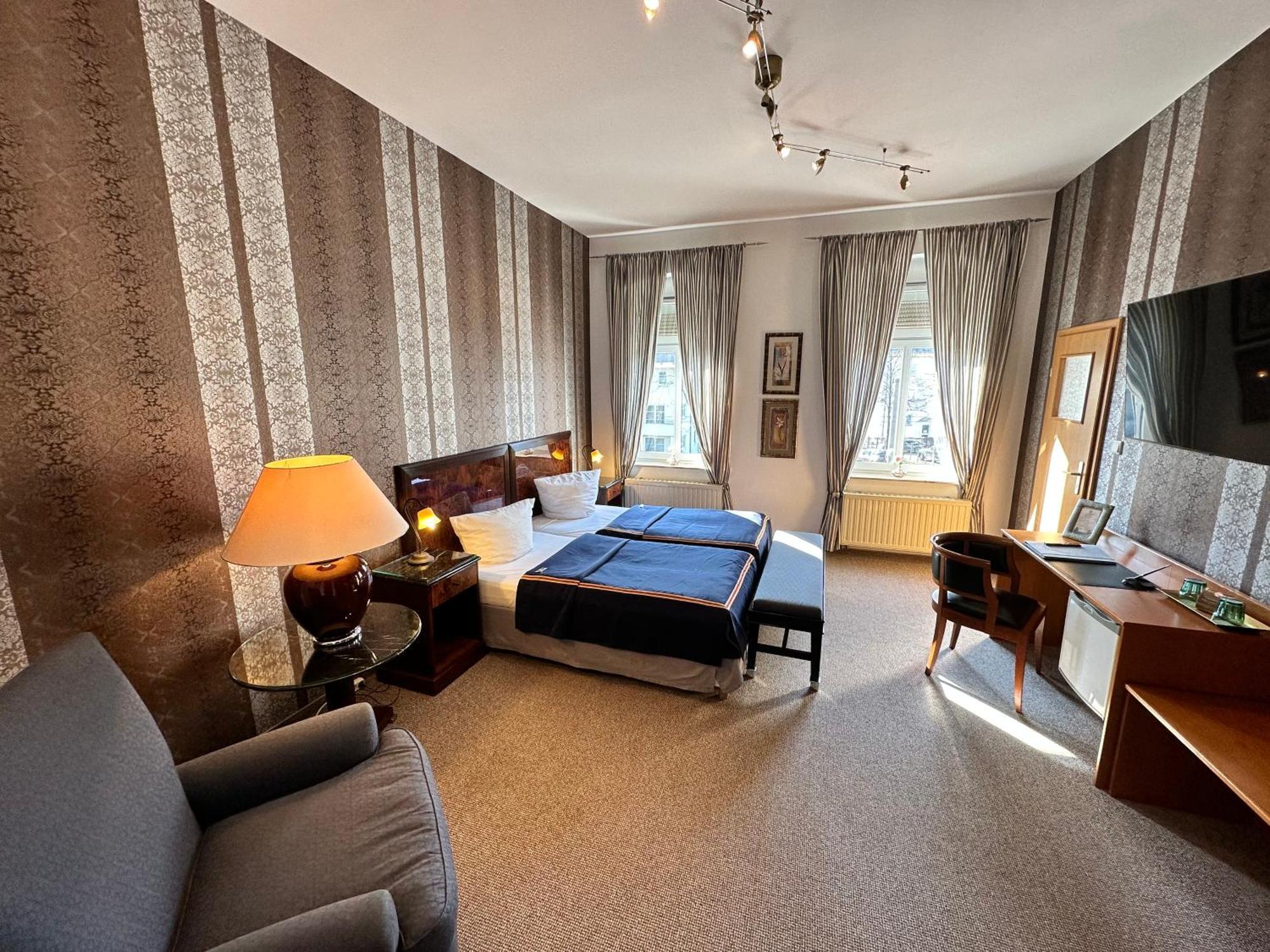 Zu Den Linden - Radebeul Pension Mit Restaurant Экстерьер фото
